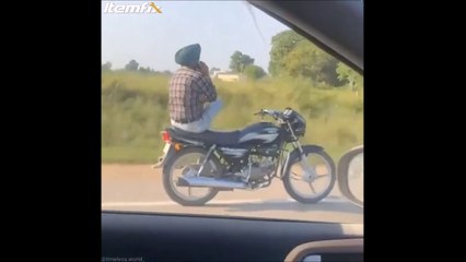 Attend, je suis en double appel sur ma moto