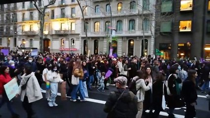 Avanza la marcha del 8M en Barcelona al grito de "viva la lucha feminista"
