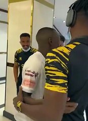 سعود عبدالحميد برفقة لاعبين الاتحاد قبل الكلاسيكو.