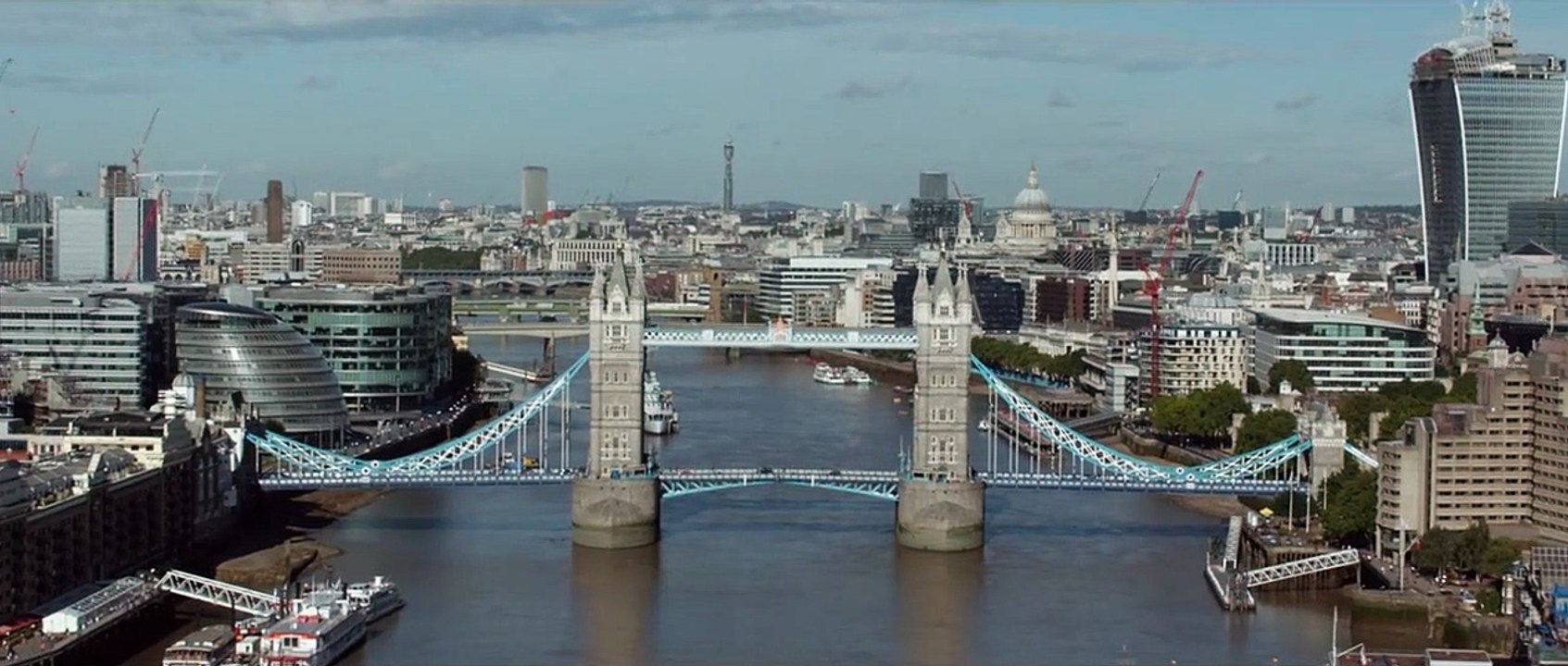 The Gunman Trailer (2) DF