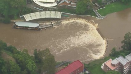 호주 동부, 폭우에 피해로 20명 사망·6만 명 대피령 / YTN