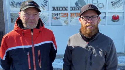 Ils mettent l'épaule à la roue pour aider les Ukrainiens