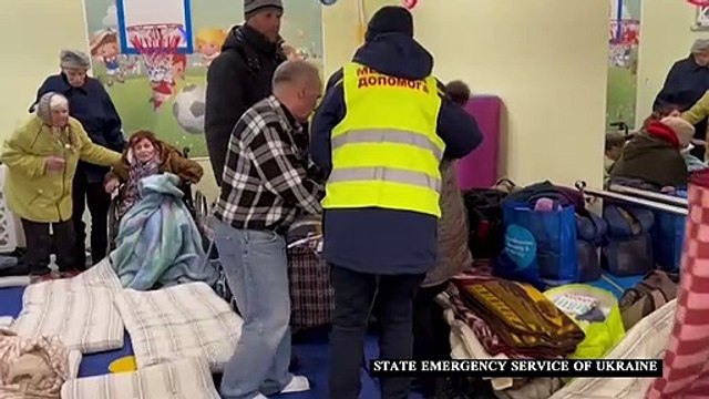 إجلاء مسنين من دار رعاية في ضواحي كييف مع احتدام المعارك بين القوات الأوكرانية والروسية