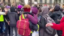 La manifestación de 8M de Barcelona acaba a palos entre las mujeres