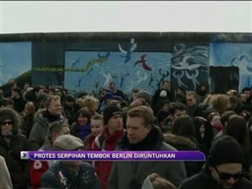 Protes tembok Berlin diruntuhkan