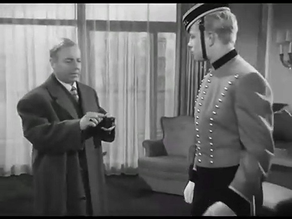 Menschen im Hotel Trailer DF