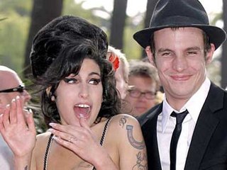 100 % trash devant la porte d’ Amy Winehouse!