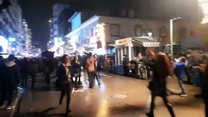 İzmir'de kadınlar barikatı aştı: Yaşasın özgürlük