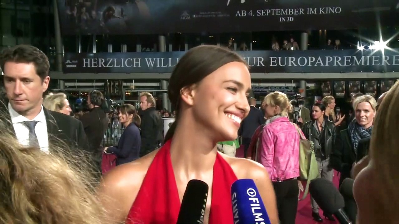 Dwayne Johnson: Ein Küsschen für Irina Shayk bei der Premiere zu "Hercules"