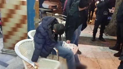 Kahvehane önünde tabancayla vurulan genç yaralandı