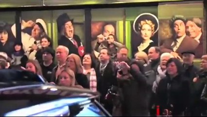 jud law signe des autographes après une représentation au théâtre