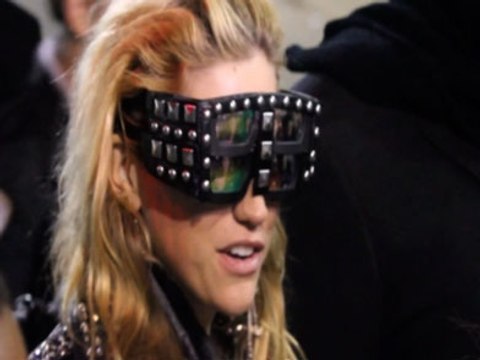 Kesha a osé porter ces lunettes XXXXL ! Top tendance!