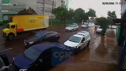 Confira momento em que acidente acontece na Rua Barão do Cerro Azul