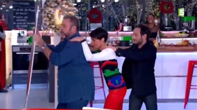 Zapping du 11/12 : Patrick Cohen entraîne Alessandra Sublet dans une chenille