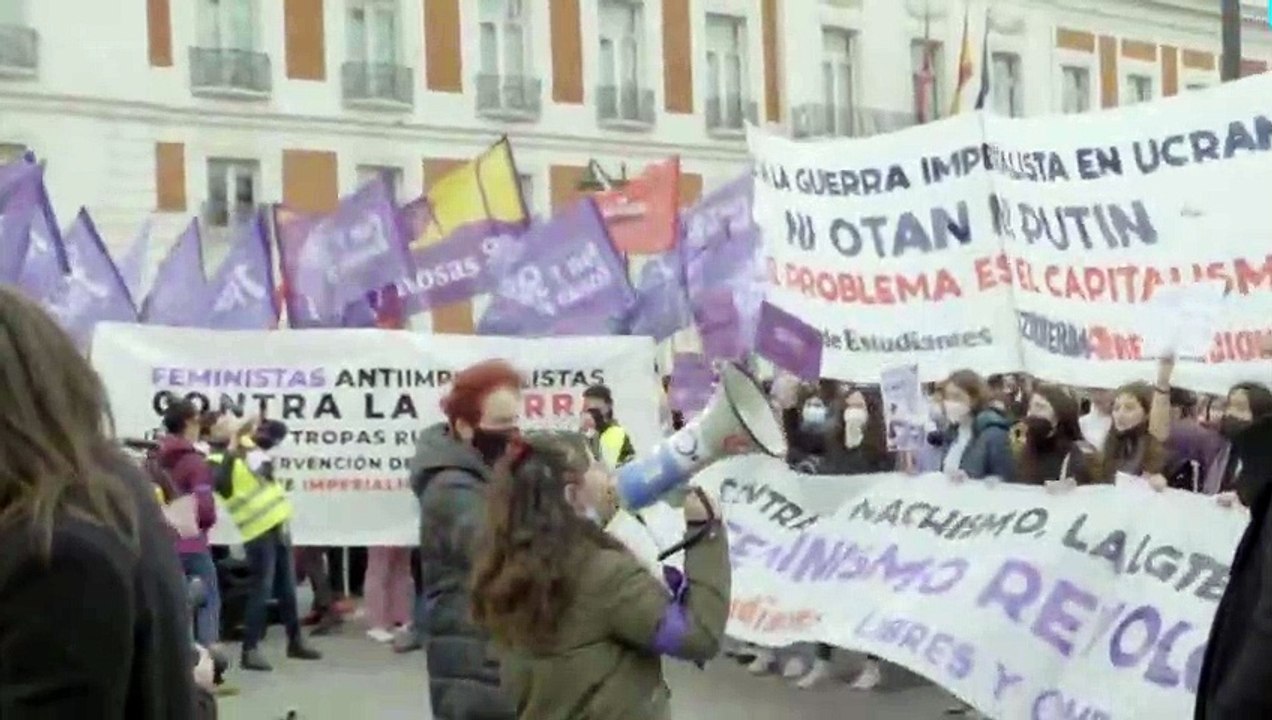 Atentos al trato que recibe Cake Minuesa en la manifestación feminista