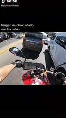 Niño se salva de caer de un vehículo en movimiento en México