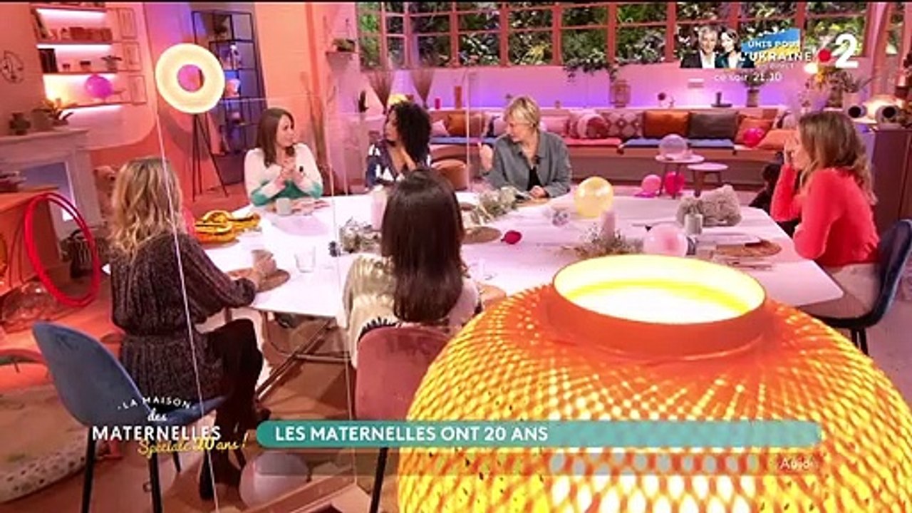 Julia Vignali dans l'émission "Les Maison des Maternelles" sur France 2.