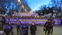 Miles de mujeres tiñen de morado el centro de Madrid durante la manifestación por el 8M