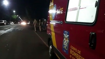 Após forte batida entre carro e moto, motociclista é arremessada cerca de 15 metros
