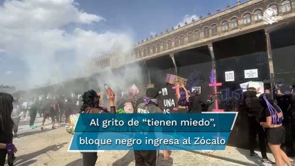 Скачать видео: Bloque negro choca contra vallas de Palacio Nacional en marcha del 8M