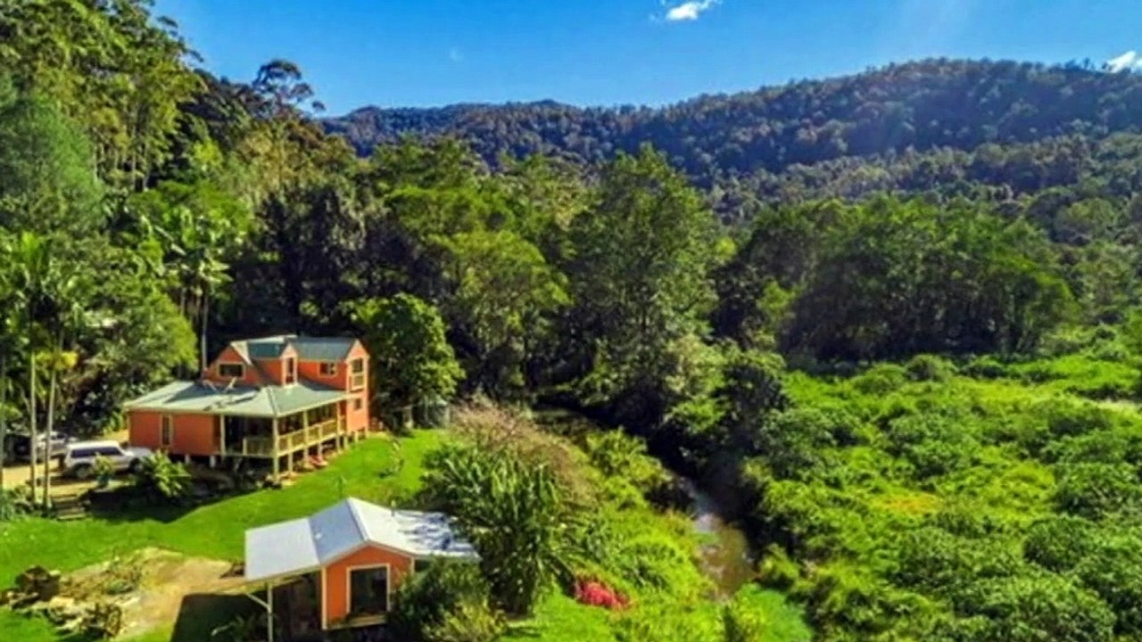 Homes in Mullumbimby completely devastated by landslides video