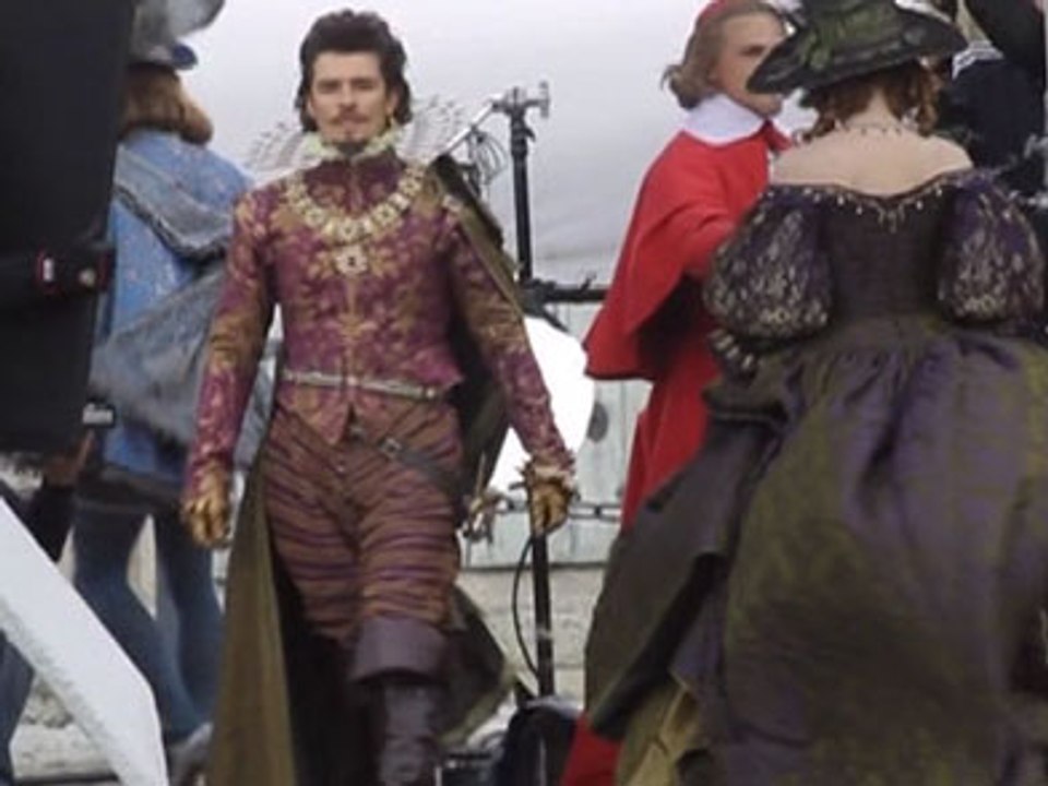 Sur le tournage des Trois Mousquetaires avec Orlando Bloom en cape et d’épée !