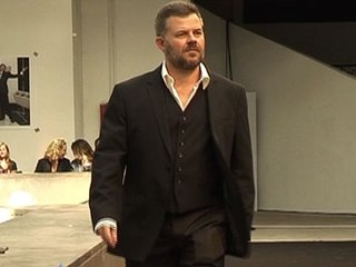 Le chroniqueur télé Eric Naulleau a défilé en tant que mannequin !