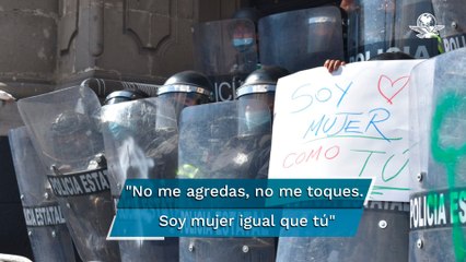 Policías desplegadas en Toluca por marcha, piden con cartulinas no ser agredidas