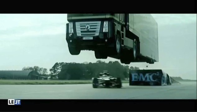 Le zapping du 26/11 : Une incroyable cascade entre un semi-remorque et une F1 !