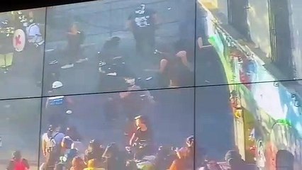 Video captó brutal pelea entre mujeres y encapuchados en marcha del 8M en Santiago