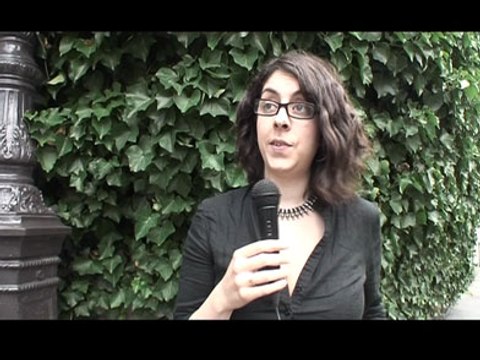 INTERVIEW : Julie Manoukian : « J’ai du mal à voir mon père au travers des yeux de ceux qui le trouvent beau gosse ou charmeur ! »