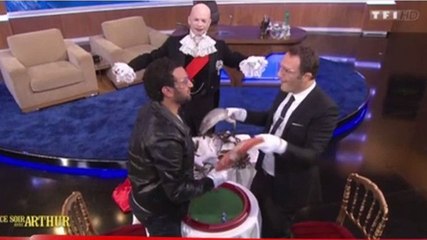 Zapping hebdo : Cyril Hanouna se fait gifler par un poisson