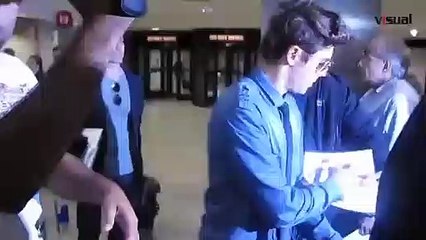 Zac Efron à l'aéroport