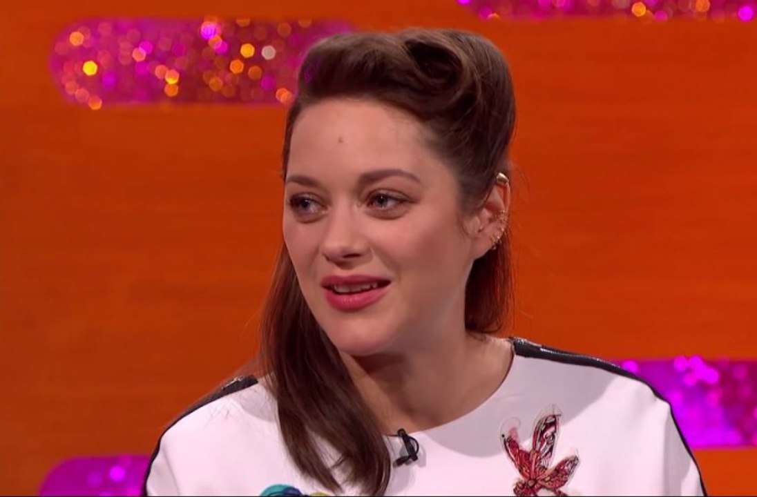 Marion Cotillard imite Edith Piaf