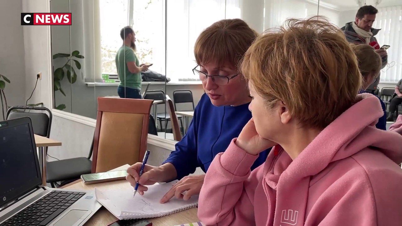 A Ismail, un centre d’accueil avec des bénévoles pour aider les familles ukrainiennes