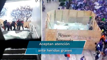 Mujeres terminan aceptando ayuda profesional tras caerles estructura de cristal