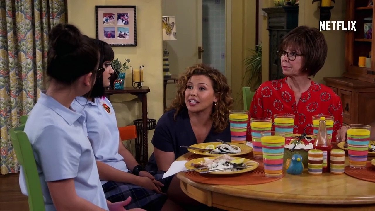 One Day At A Time (2017) Trailer DF