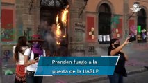 Prenden fuego a fachada de la UASLP durante marcha del 8M