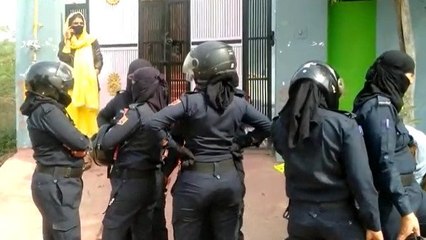 बारात लेकर नहीं आने पर दूल्हे के घर के बाहर दुल्हन का धरना, दीवार पर चस्पा किया शादी का कार्ड