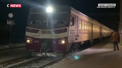 Valise à la main, les habitants de Soumy évacuent la ville en pleine nuit