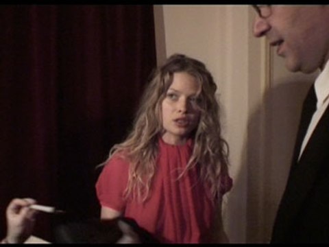 VIDEO PUBLIC : Quand Virginie Efira et Bruno Solo n'arrivent pas à citer un vers de Molière… C’est la honte !