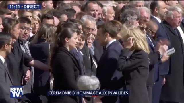 Emmanuel Macron salue les familles des militaires tués en libérant les otages au Burkina Faso