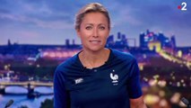 Anne-Sophie Lapix présente le JT en portant le tee-shirt des Bleus