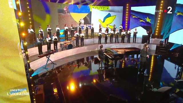 Guerre en Ukraine - En signe de solidarité, les chanteurs français étaient réunis hier soir sur France 2 pour interpréter Imagine emmenés par Clara Luciani