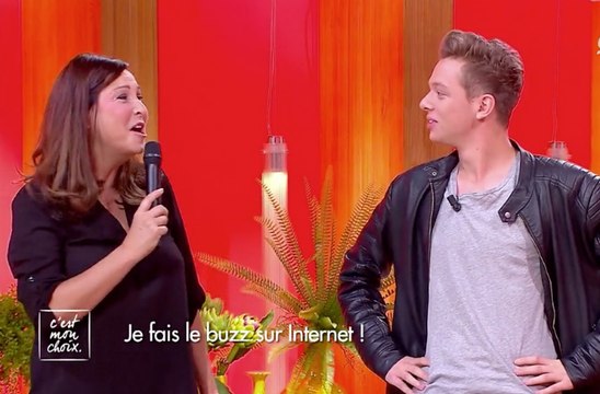 Évelyne Thomas embrasse un invité de C'est mon choix (Chérie 25)