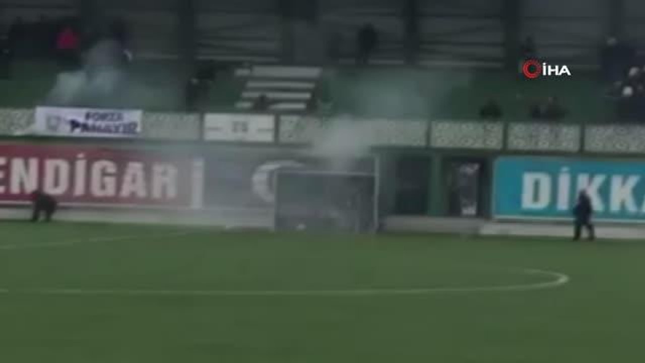 Son dakika haber... Tribün savaş alanına döndü...Amatör maçta kavga çıktı, kavgaya çevik kuvvet müdahale etti