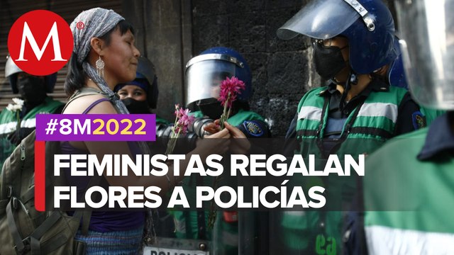 Manifestantes regalan flores a policías de SSC