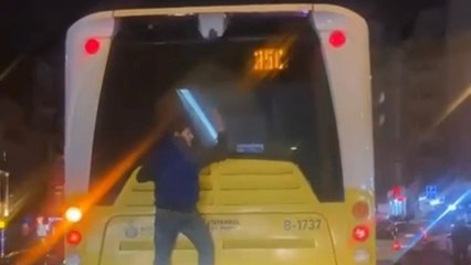 Beyoğlu'nda İETT otobüsünün arkasında 'örümcek adam' yolculuğu