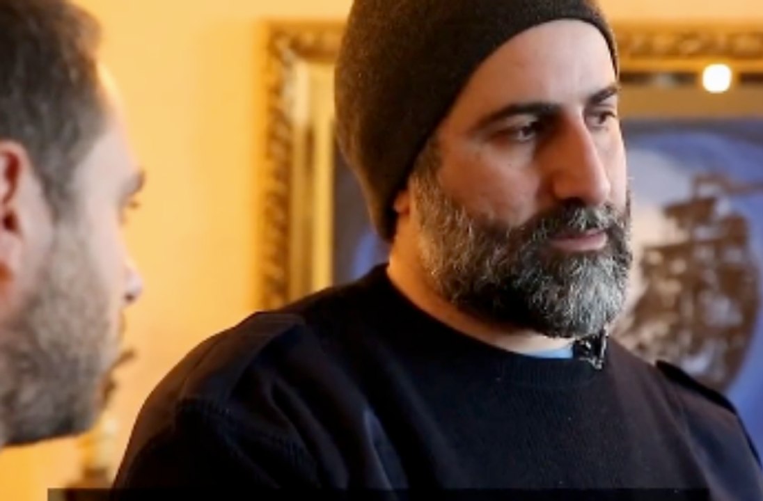 Le fils d’Oussama Ben Laden reçoit les caméras de C à vous chez lui en Normandie