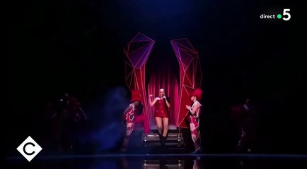 Zapping du 10/02 : Le gadin de la chanteuse Anne-Marie aux Brit Awards